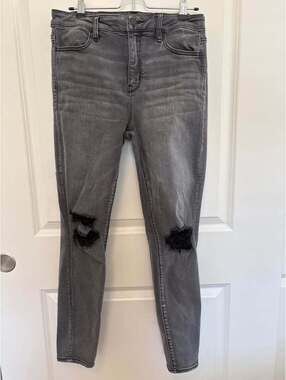 American Eagle Women’s Size 10 Super Stretch Gray Distressed Skinny Jeans
